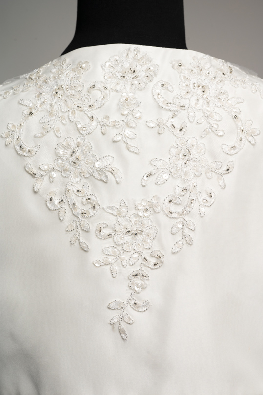 Détail du dos en dentelle perlée du boléro Alba