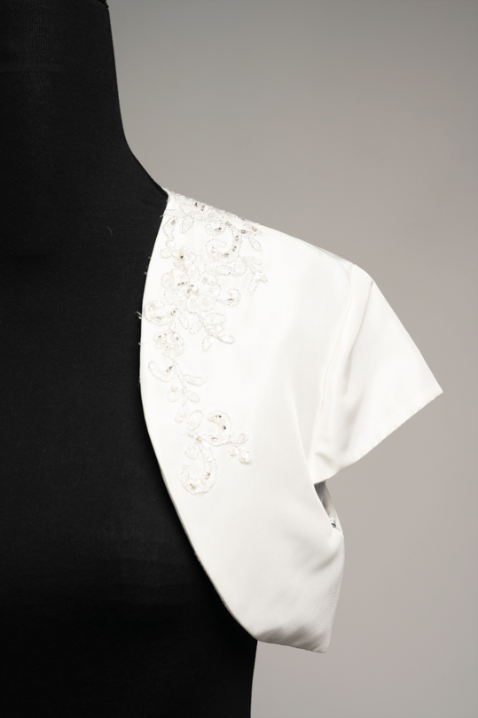Détail de la dentelle perlée du boléro de mariée Alba