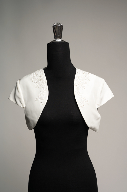 Boléro de mariée Alba à louer, manches courtes en dentelle perlée, atelier Cassandra