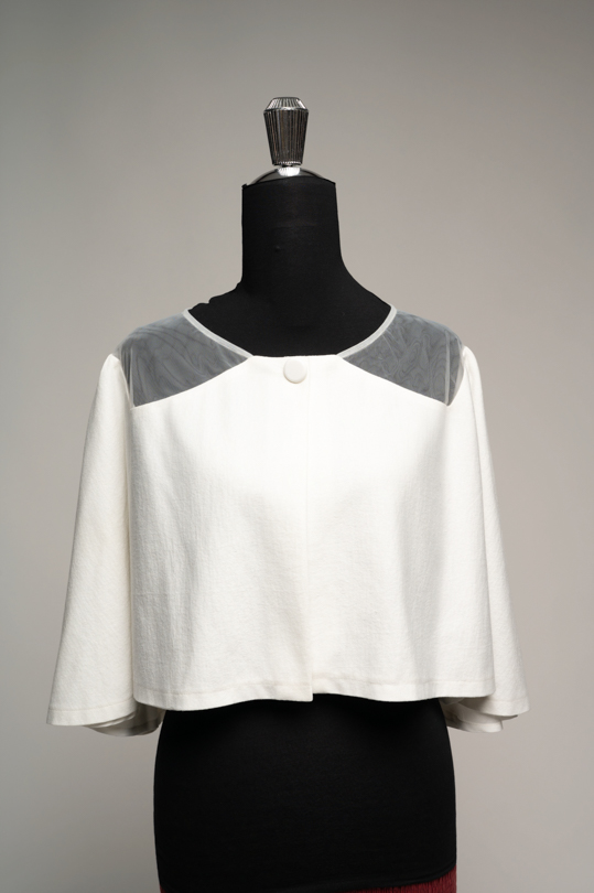 Boléro de mariée Suzy à louer, maille souple de coupe courte, atelier Cassandra