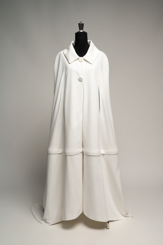 Cape de mariée Mina à louer, maille deux-en-un portée en version longue, atelier Cassandra