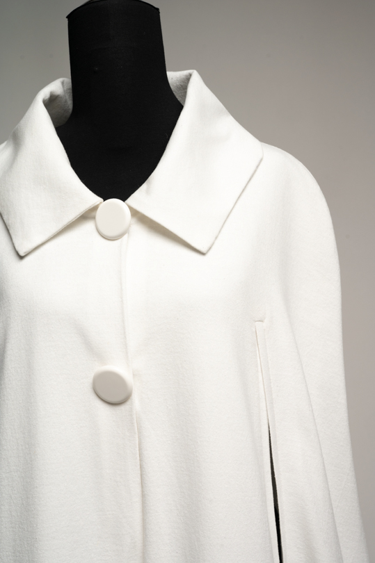 Détail de la maille de la cape longue Mina, disponible à la location