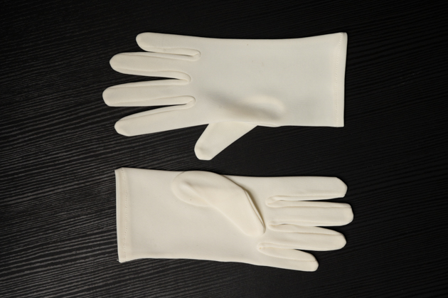 Envers des gants courts ivoire taille enfant, disponibles à la location