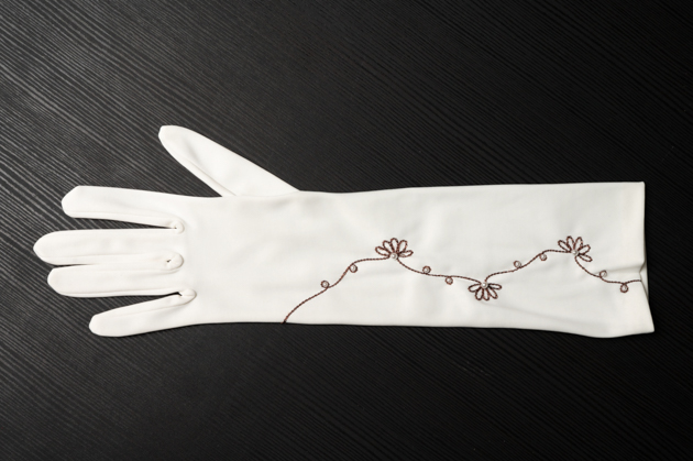 Gants de mariée longs à louer, satin ivoire brodé de fleurs