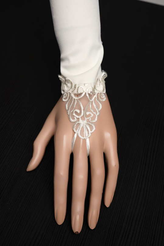 Mitaines de mariée à louer, dentelle et crêpe ivoire, doigts découverts, atelier Cassandra