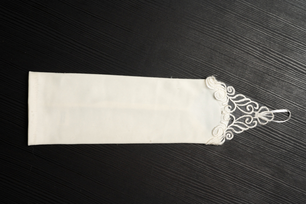Détail de la dentelle sur le dessus de la main des mitaines de mariée