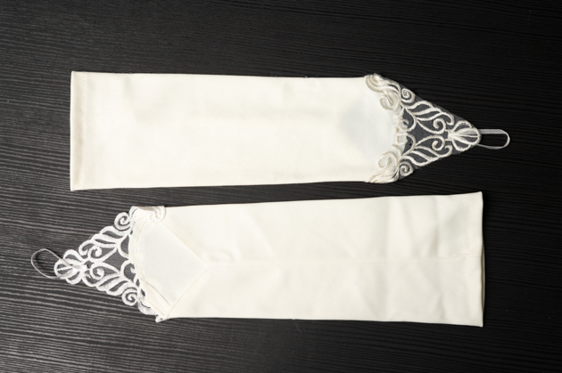 Paire de mitaines en dentelle et crêpe ivoire, gauche et droite