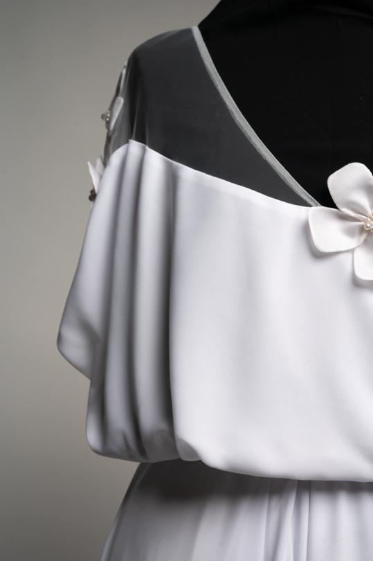 Détail des fleurs en organza de soie et de la ceinture en mousseline de la robe Isalia