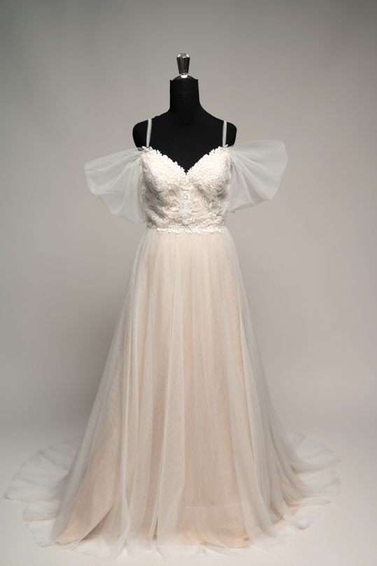 Robe de mariée Ava à louer, tulle et dentelle sur doublure nude, bretelles amovibles, atelier Cassandra
