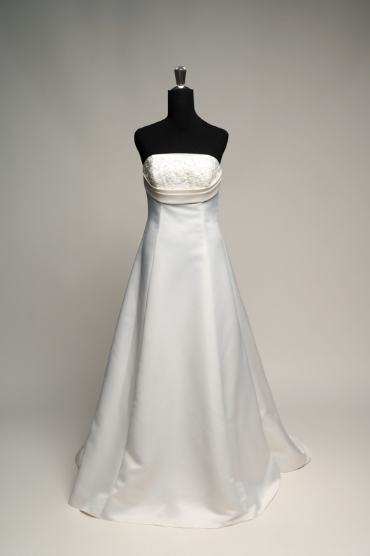 Robe de mariée bustier en satin Valentina à louer, dentelle perlée et traîne, atelier Cassandra