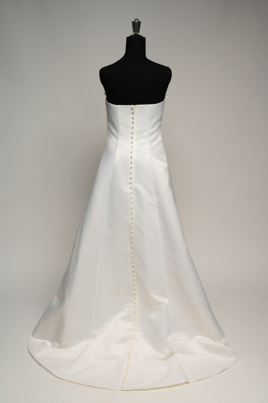 Dos de la robe de mariée Valentina, boutons perlés et traîne en satin amovible