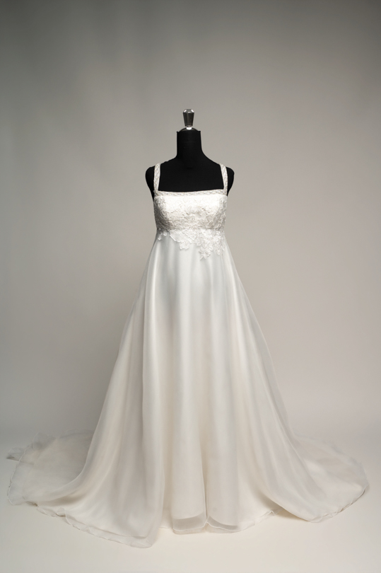 Robe de mariée Lya à louer, taille empire en organza et dentelle perlée, atelier Cassandra