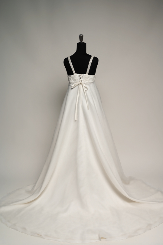 Dos de la robe de mariée Lya en organza avec sa longue traîne