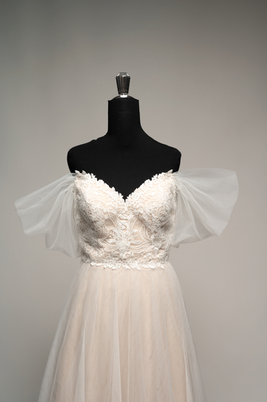 Détail des manches fantaisie en tulle et de la dentelle de la robe Ava