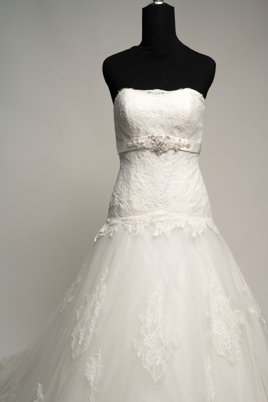 Robe de mariée princesse Clémence à louer, bustier dentelle et longue traîne en tulle, atelier Cassandra