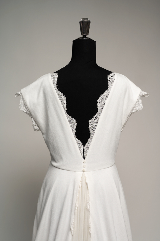 Col V dos de la robe de mariée Emma, finition dentelle