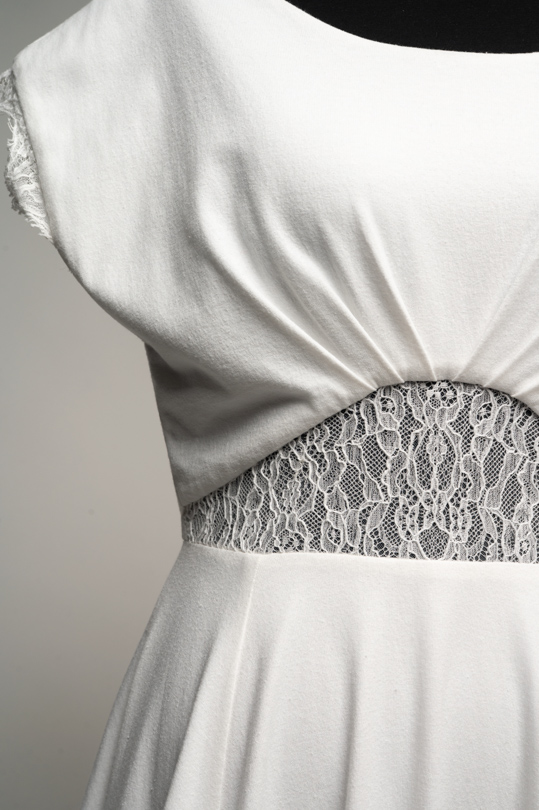 Détail de la dentelle et de la maille de la robe de location Emma