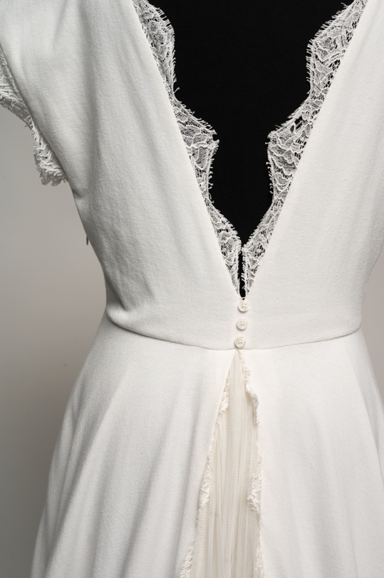 Détail du dos de la robe Emma, dentelle sur maille fluide