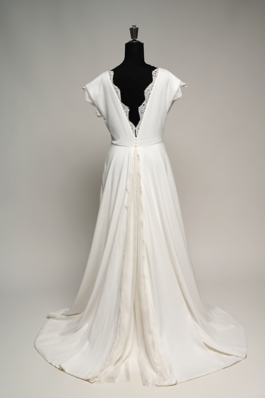 Dos en col V de la robe de mariée Emma, maille et dentelle