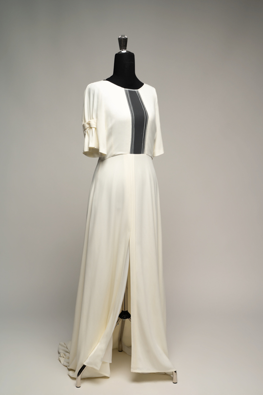 Robe de mariée Lina de trois quarts, fente sur le devant en crêpe