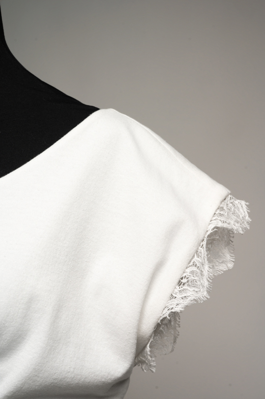 Robe de mariée Emma vue de face, maille fluide et bande de dentelle à la taille