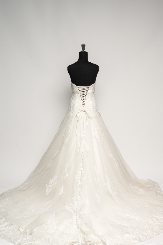 Dos lacé de la robe de mariée Clémence, tulle et dentelle avec grande traîne