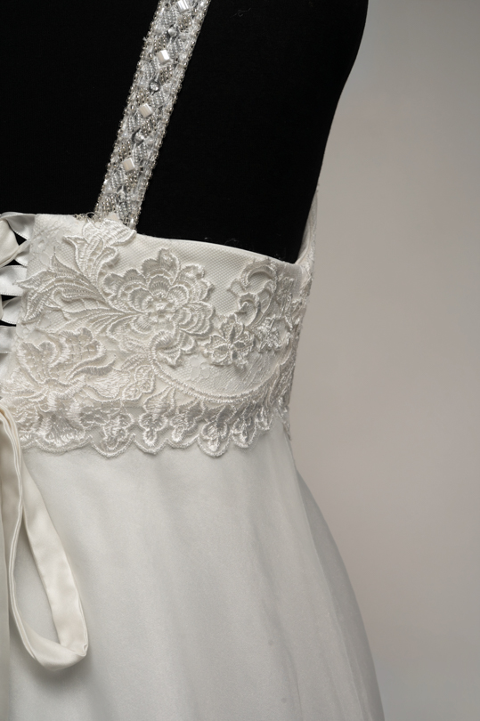 Laçage dos et bretelles perlées de la robe de mariée Lya