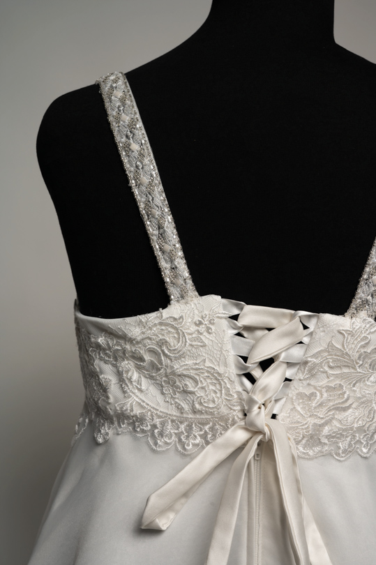 Détail du laçage dos et de la dentelle perlée de la robe Lya