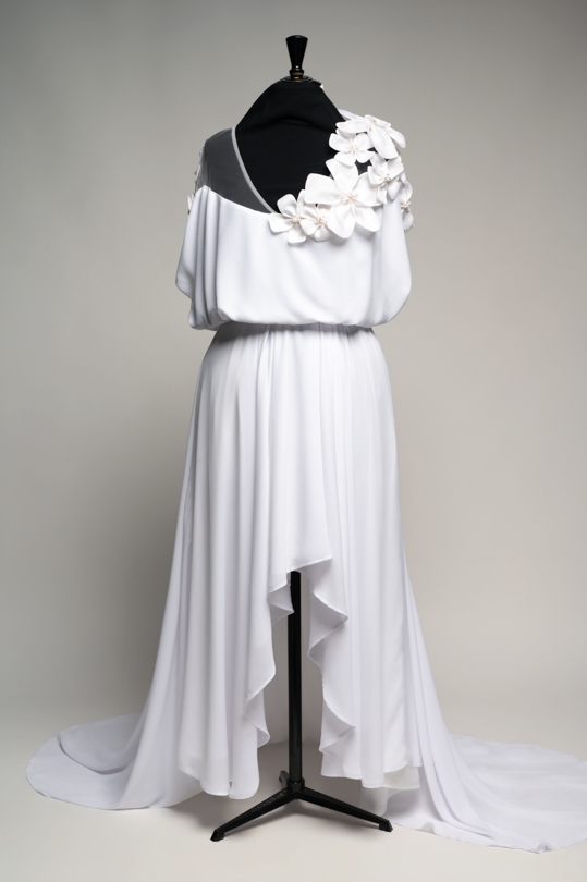 Robe de mariée Isalia à louer, mousseline et fleurs en organza de soie, atelier Cassandra