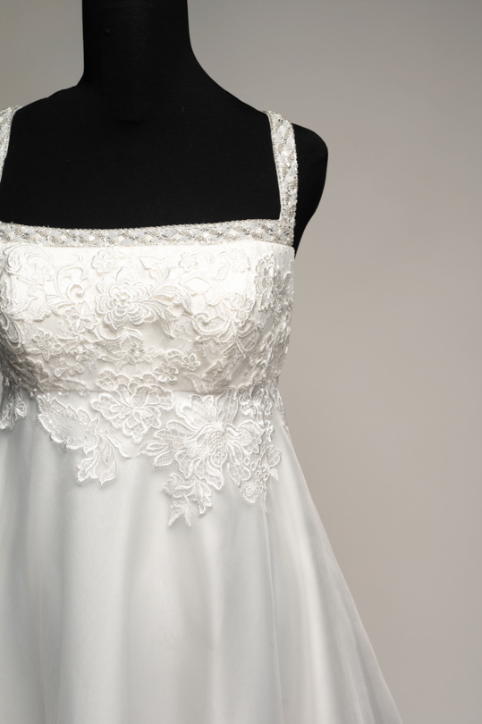 Devant de la robe taille empire Lya, cascade de dentelle asymétrique