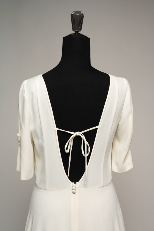 Détail du lien à nouer dans le dos de la robe Lina