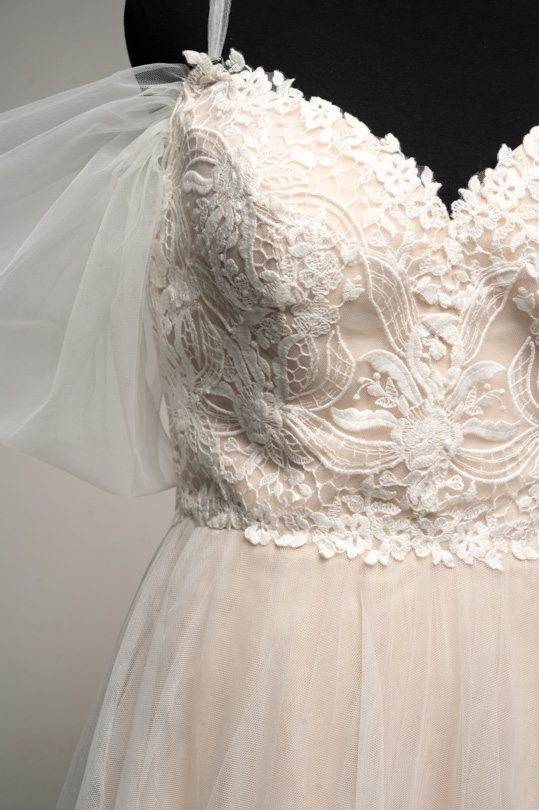Détail du bustier en tulle et dentelle de la robe de mariée Ava