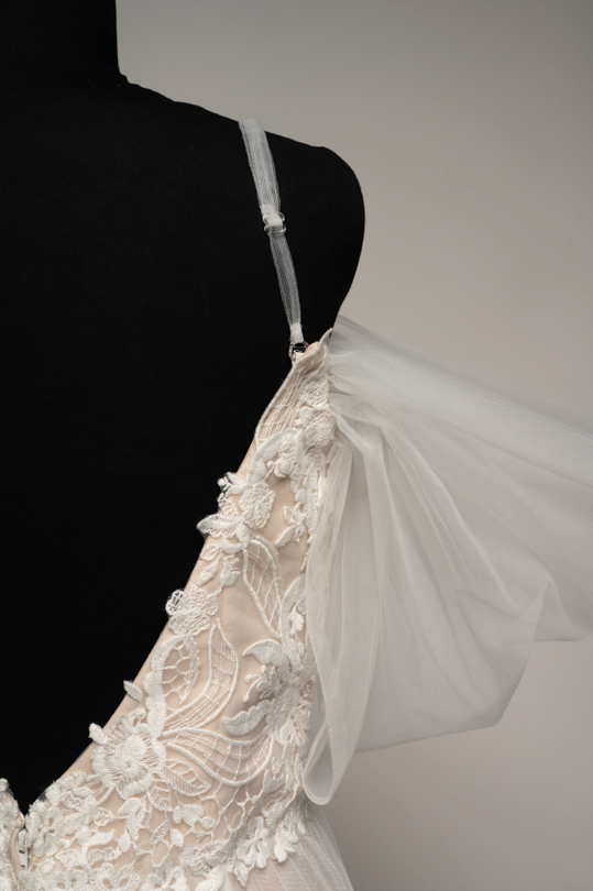 Décolleté en V dans le dos de la robe de location Ava en tulle