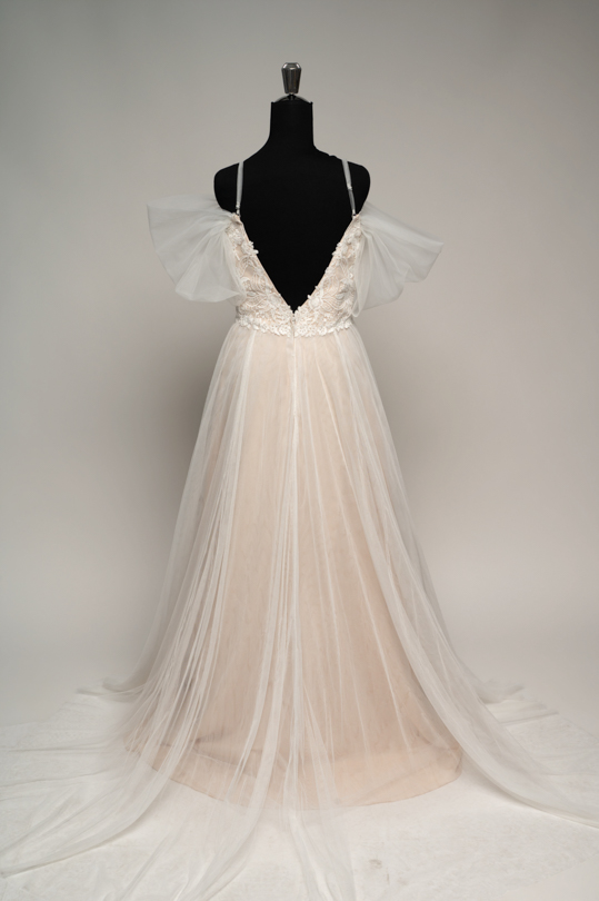 Dos de la robe de mariée Ava, décolleté en V et bretelles amovibles