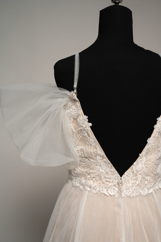 Détail des bretelles détachables dans le dos de la robe Ava