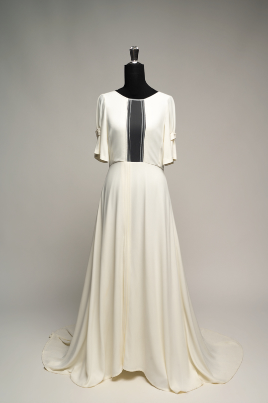 Robe de mariée Lina à louer, création Cassandra en crêpe et tulle plissé, atelier Cassandra