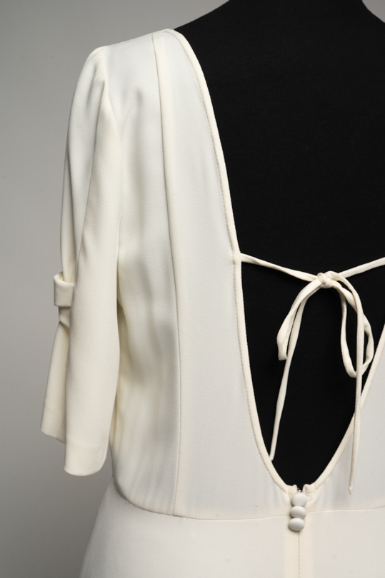 Détail de la manche courte et du dos de la robe Lina