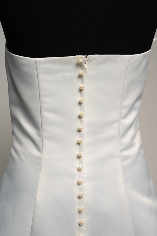 Détail du dos boutonné et de la traîne de la robe bustier Valentina