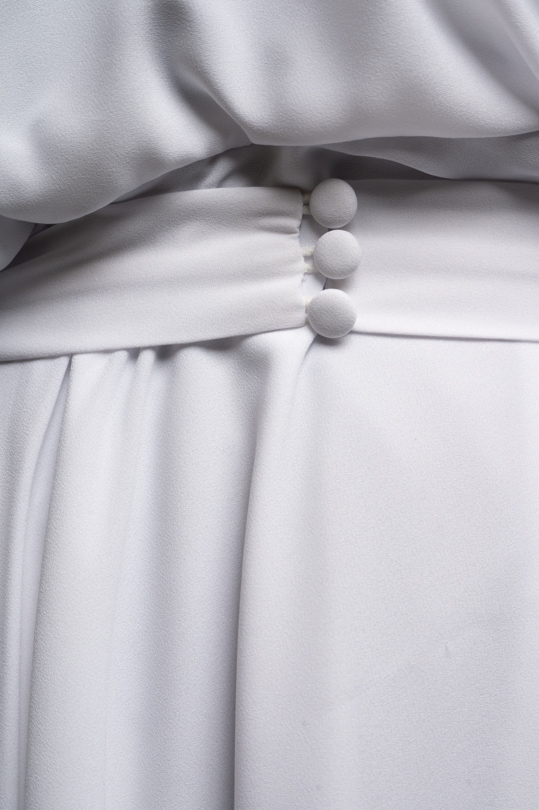 Détail de la ceinture et de l'effet blousant de la robe de location Isalia