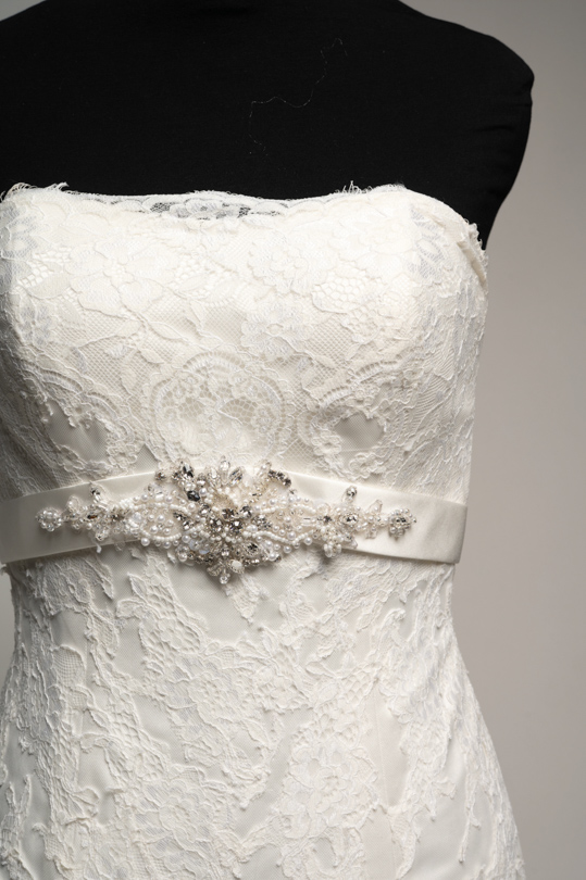 Devant de la robe princesse Clémence, ceinture strass et longue traîne