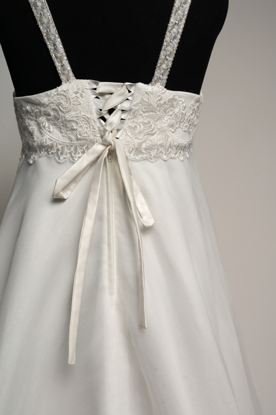 Robe de mariée taille empire Lya vue de dos, laçage et longue traîne en organza