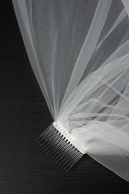 Détail du peigne à cheveux du voile Adèle en tulle et satin