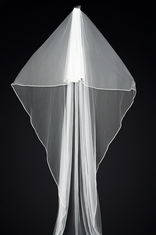 Tulle fin ivoire du voile Adèle et sa finition en ruban de satin