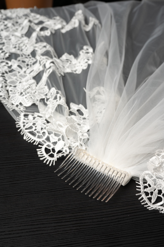 Détail de la dentelle du voile long Charlie en tulle