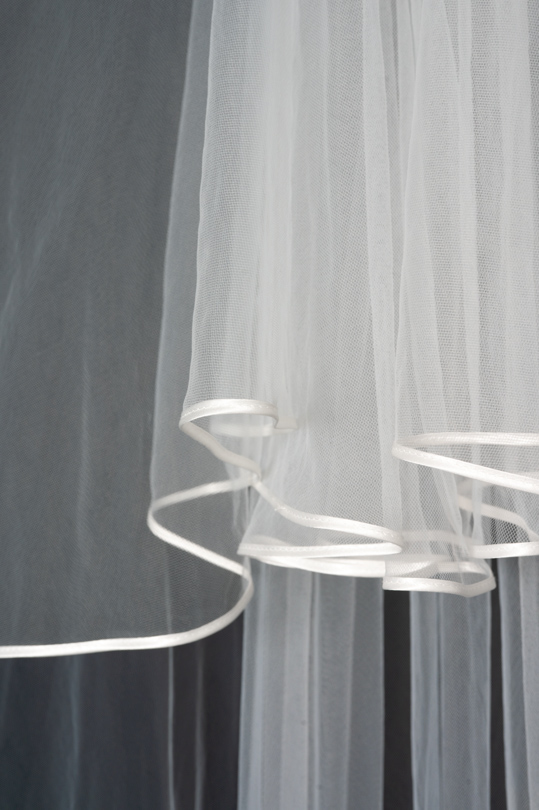 Voile de mariée long Adèle à louer, tulle à bordure satinée, atelier Cassandra