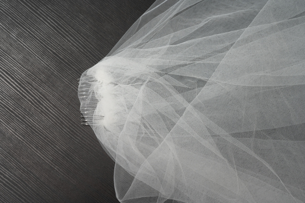 Voile de mariée long Adèle, détail de l'attache et de la bordure satinée