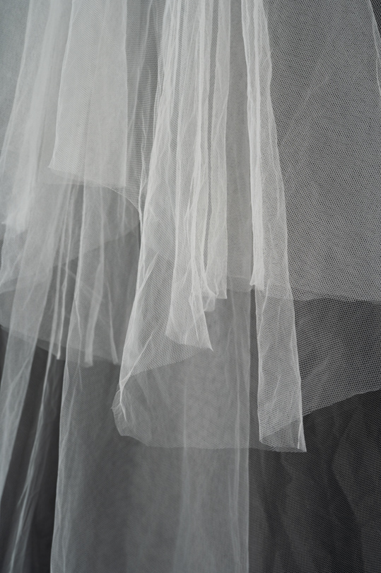 Voile de mariée Julia à louer, tulle fin mi-long à finition épurée, atelier Cassandra